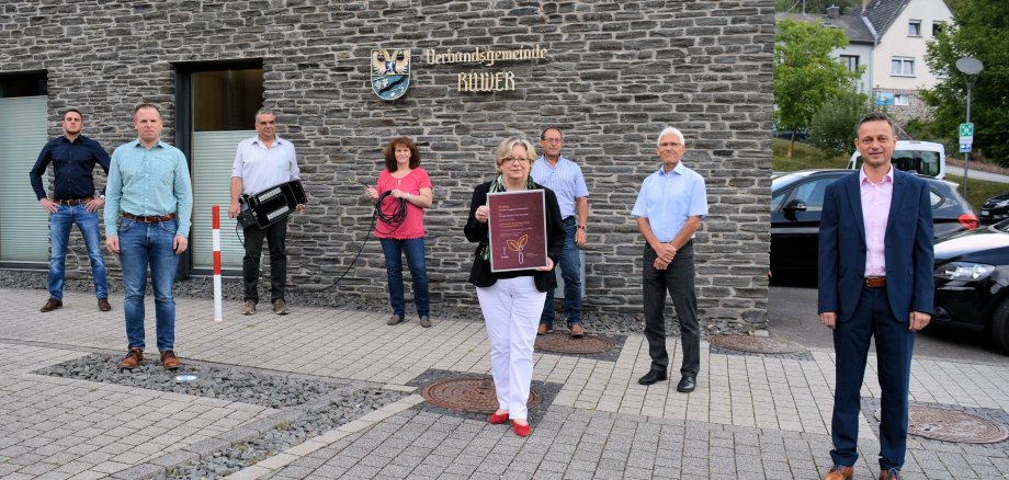 Eine Gruppe von Menschen vor dem Rathaus