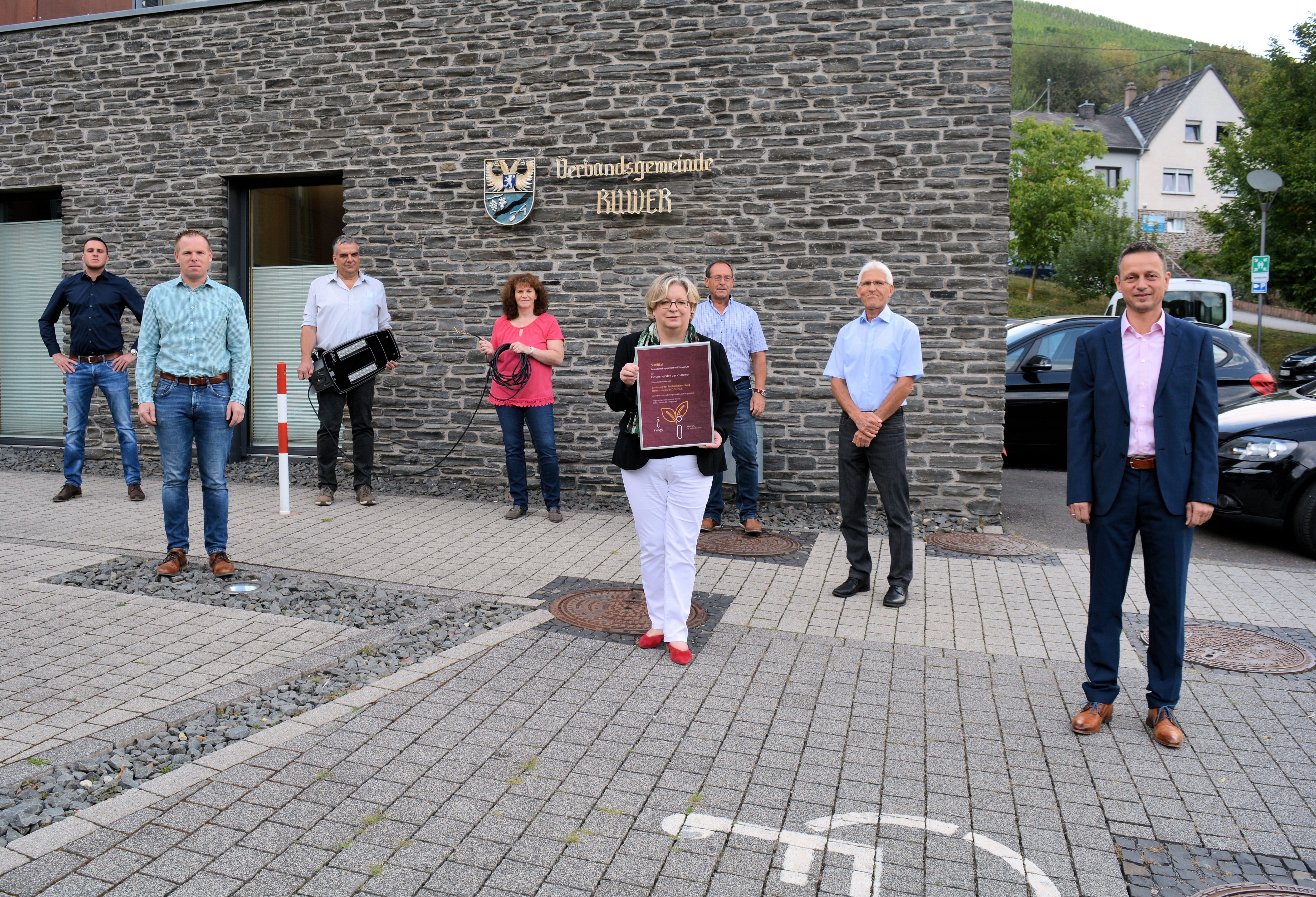 Gruppenfoto LED-Beleuchtung Eine Gruppe von Menschen vor dem Rathaus