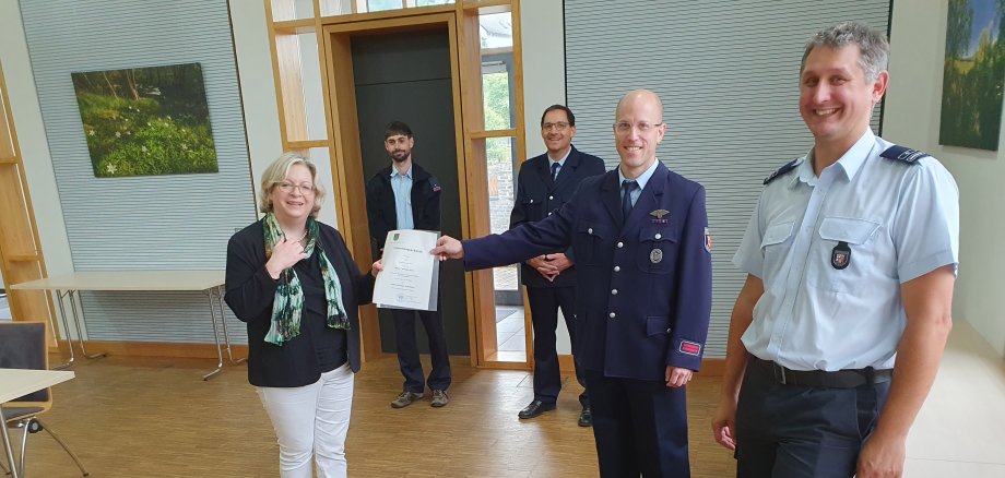 Bürgermeisterin und Feuerwehrmitglieder
