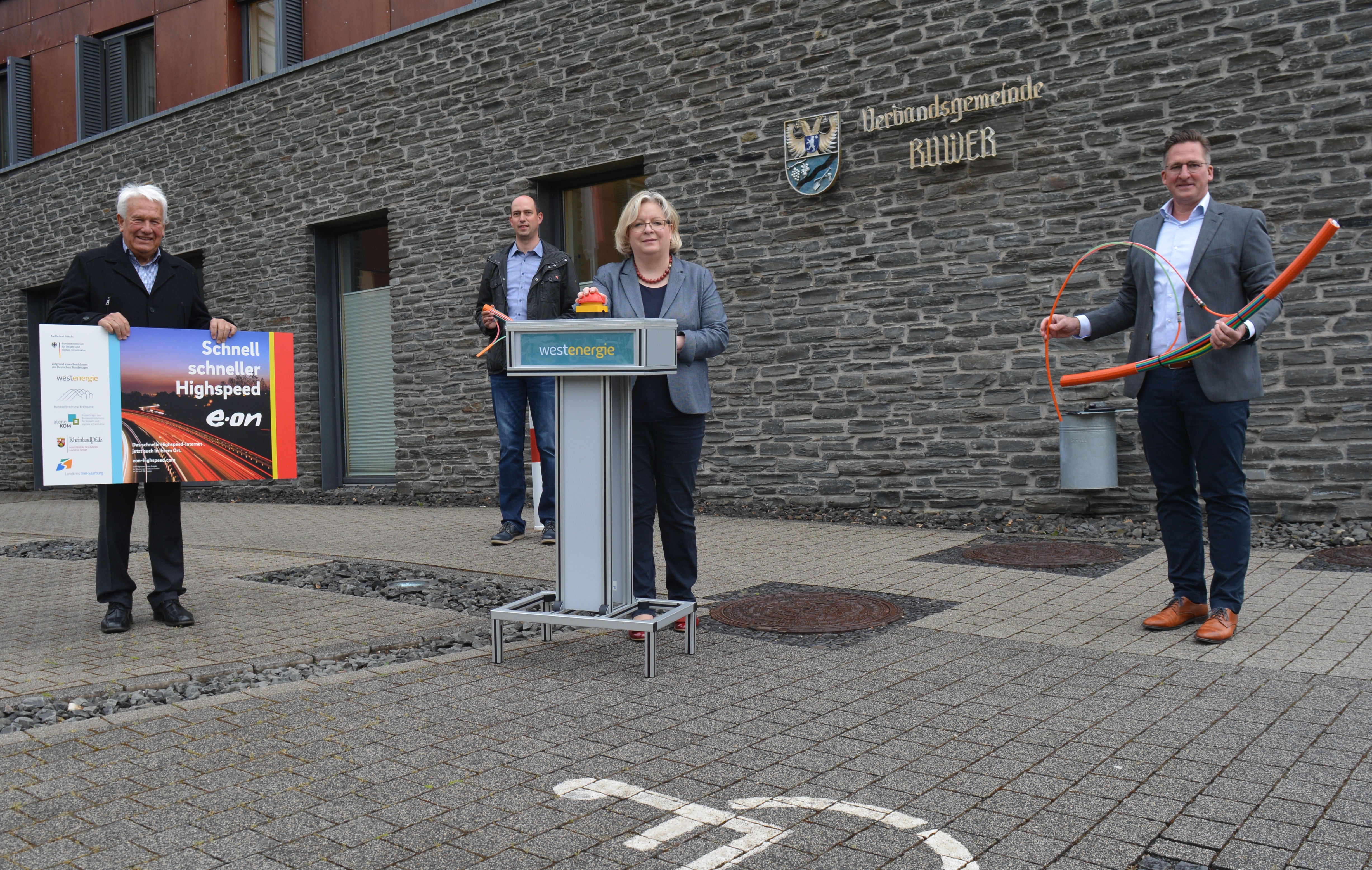 Termin mit Westenergie vor dem Rathaus der VG Ruwer