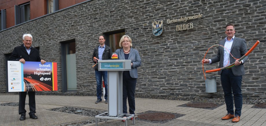 Termin mit Westenergie vor dem Rathaus der VG Ruwer