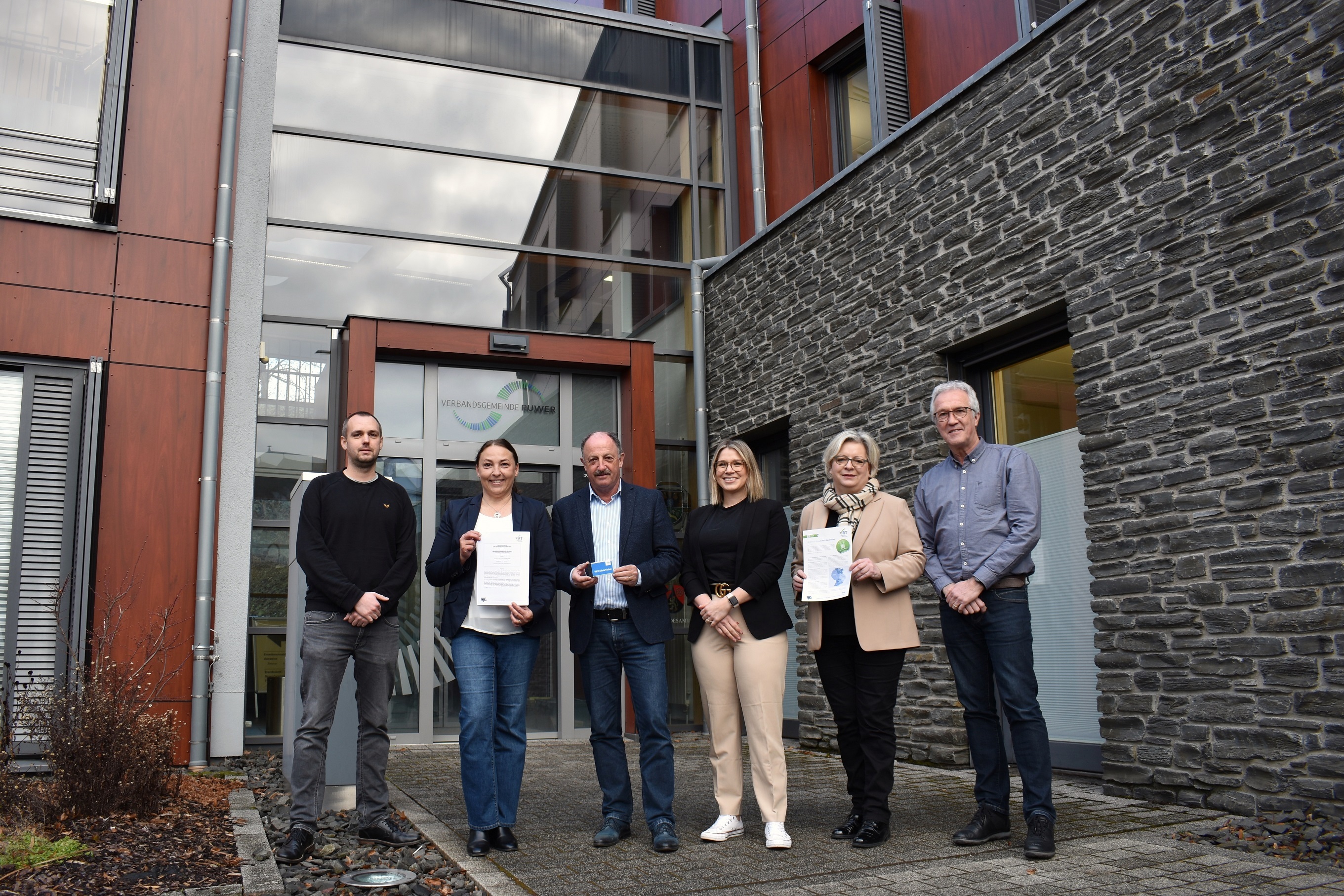 Stephanie Nickels und Hartmut Heck freuen sich, dass ihre Verbandsgemeinden Ruwer und Hermeskeil nun das VRT-GästeTicket anbieten. Beide haben mit VRT-Geschäftsführerin Barbara Schwarz die dafür nötige Rahmenvereinbarung gezeichnet. 