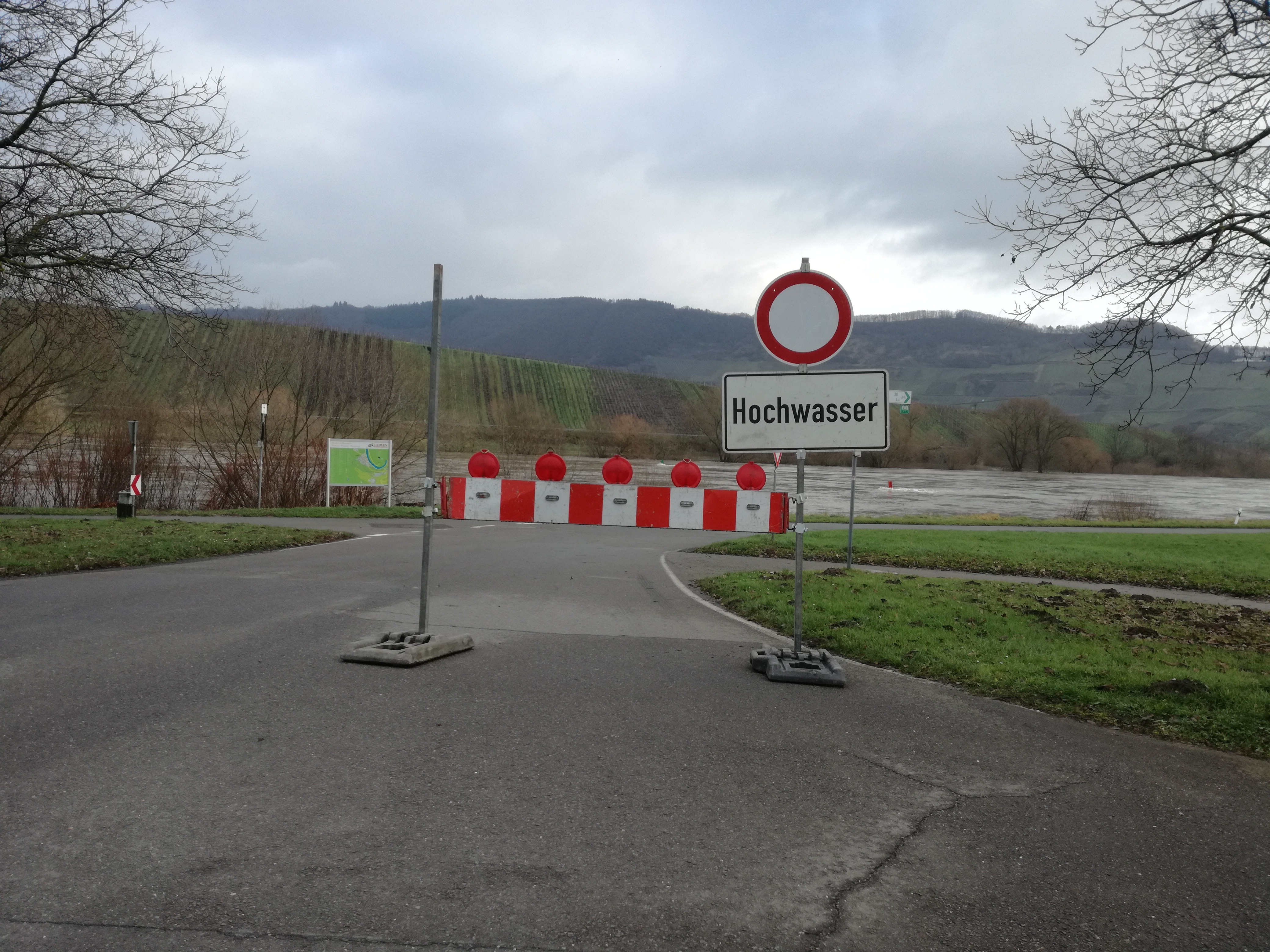 Hochwasserabsperrung Hochwasserabsperrung im Hintergrund Hochwasser