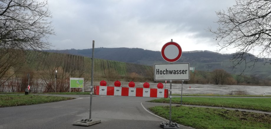 Hochwasserabsperrung im Hintergrund Hochwasser