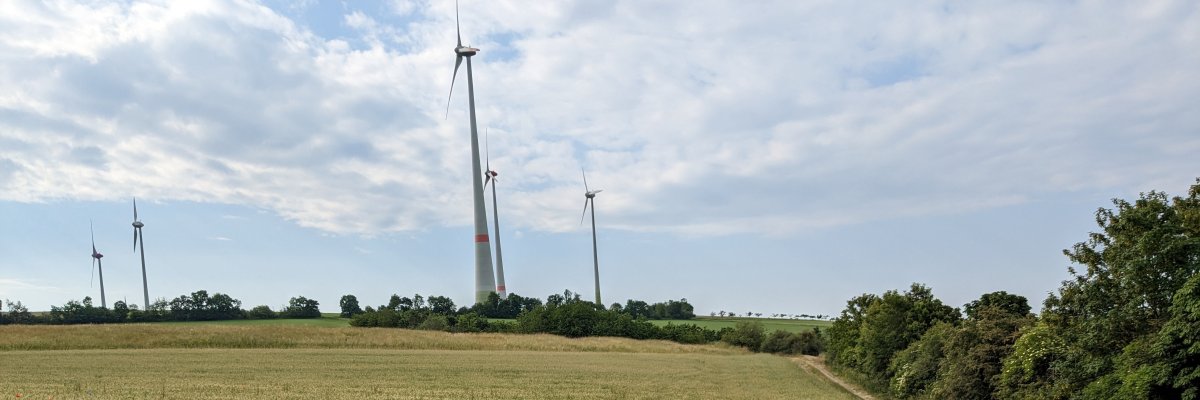 Windräder Waldrach Windräder auf einem Feld