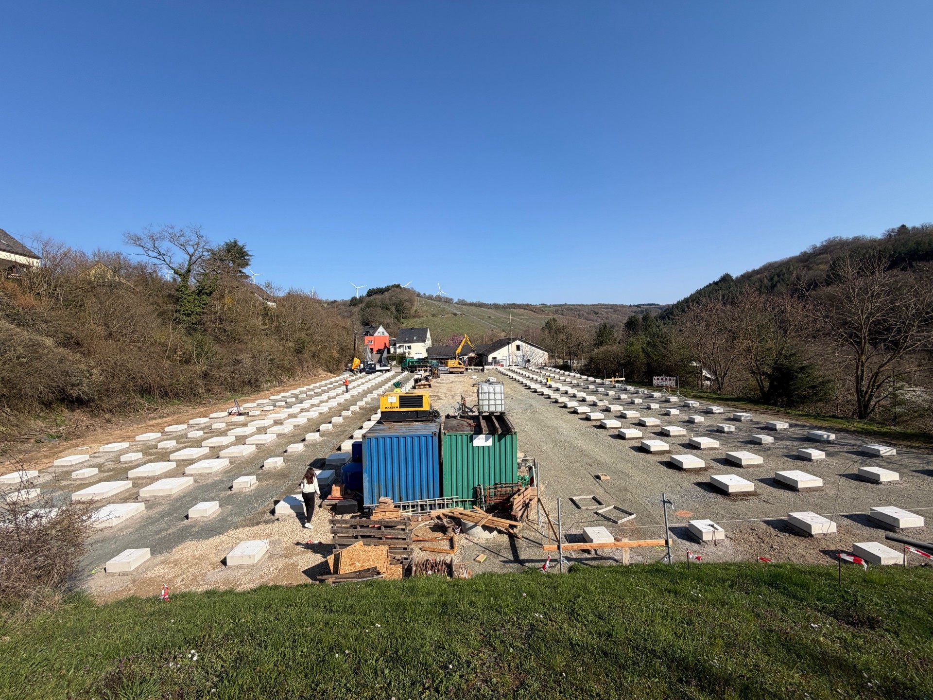Baustelle in Waldrach. Bagger, Baustellenfahrzeuge, Container