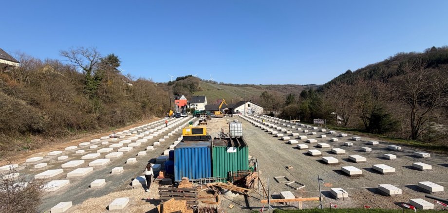 Baustelle in Waldrach. Bagger, Baustellenfahrzeuge, Container