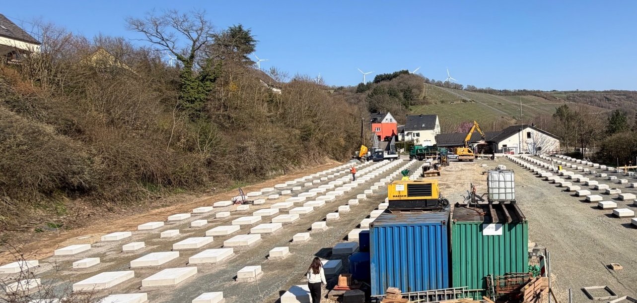 Baustelle in Waldrach. Bagger, Baustellenfahrzeuge, Container