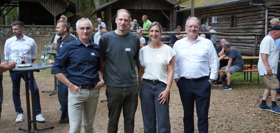 4 Personen lächeln am Waldfestplatz in Riveris in die Kamera