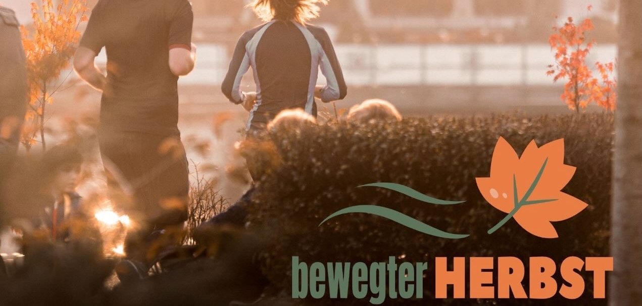 2 Jogger in herbstlicher Landschaft