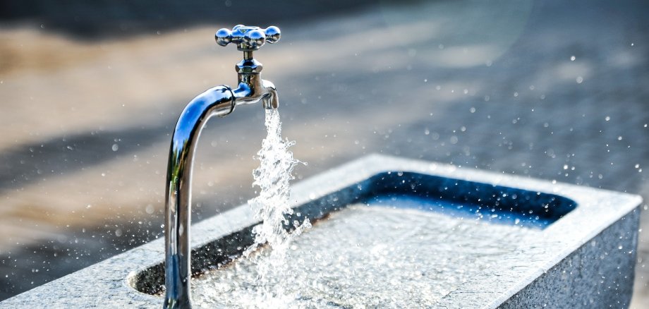 Wasserhahn mit Waschbecken