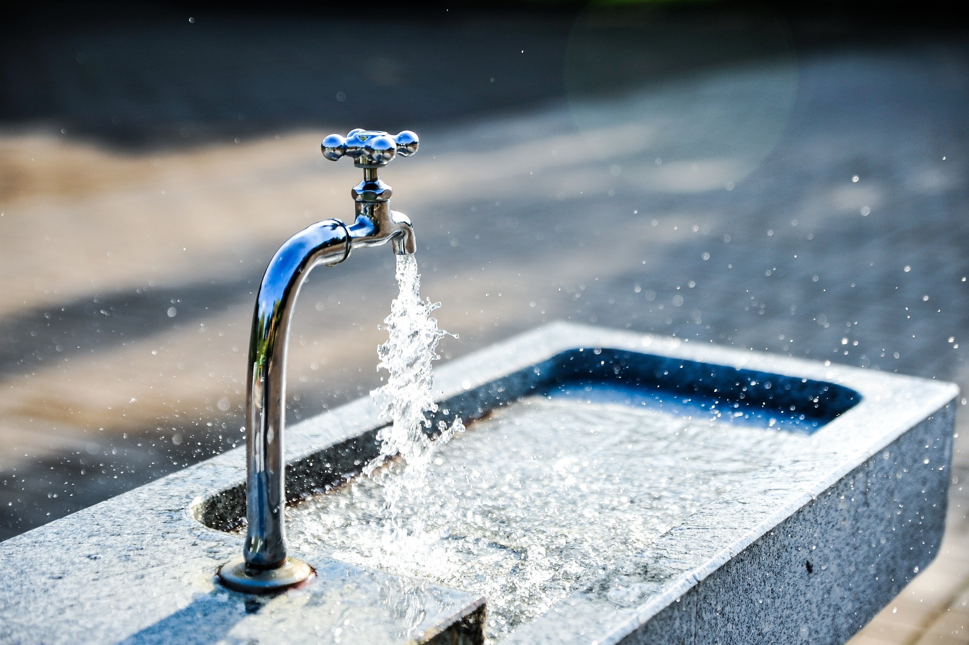Wasserhahn mit Waschbecken