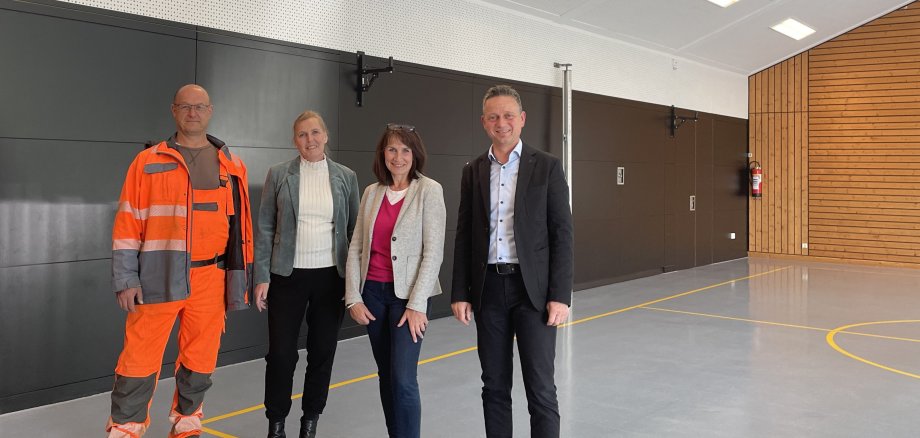 Gruppenfoto in Turnhalle