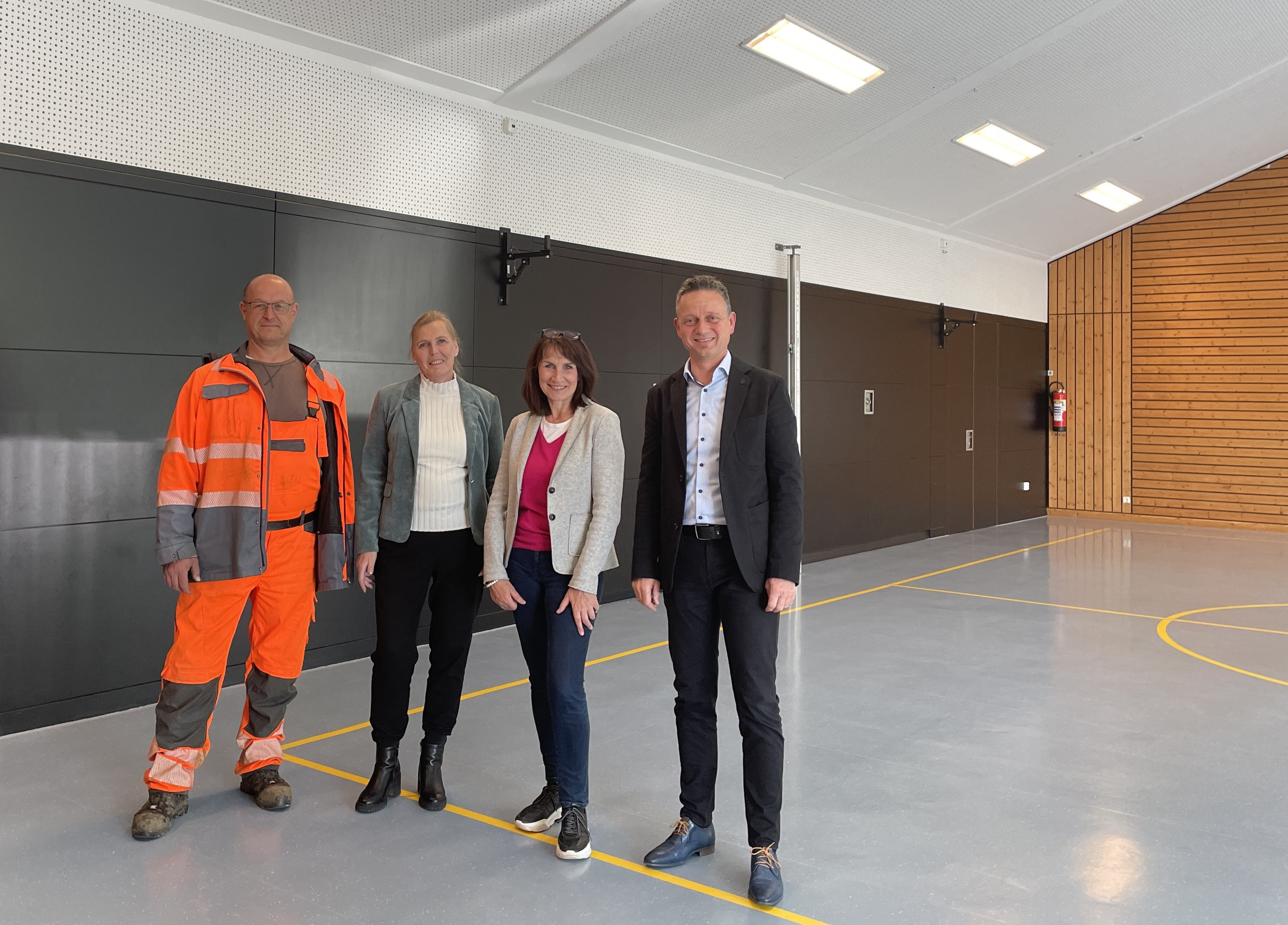Gruppenfoto in Turnhalle