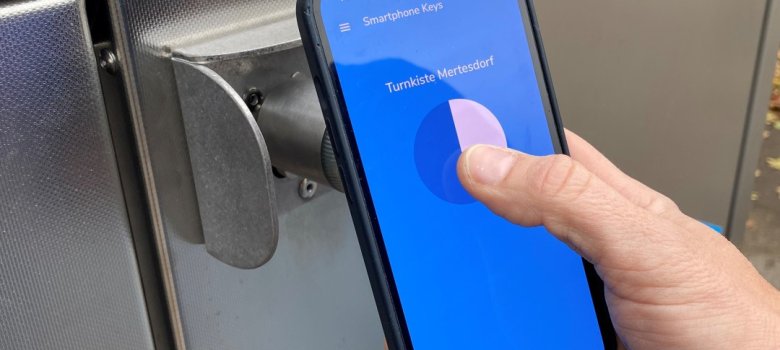 Smartphone vor Turnkiste