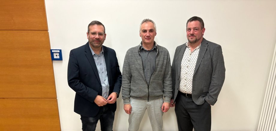 3 Männer schauen freundlich in die Kamera. Zu sehen sind der Bürgermeister der VG Ruwer mit seinen beiden Beigeordneten.