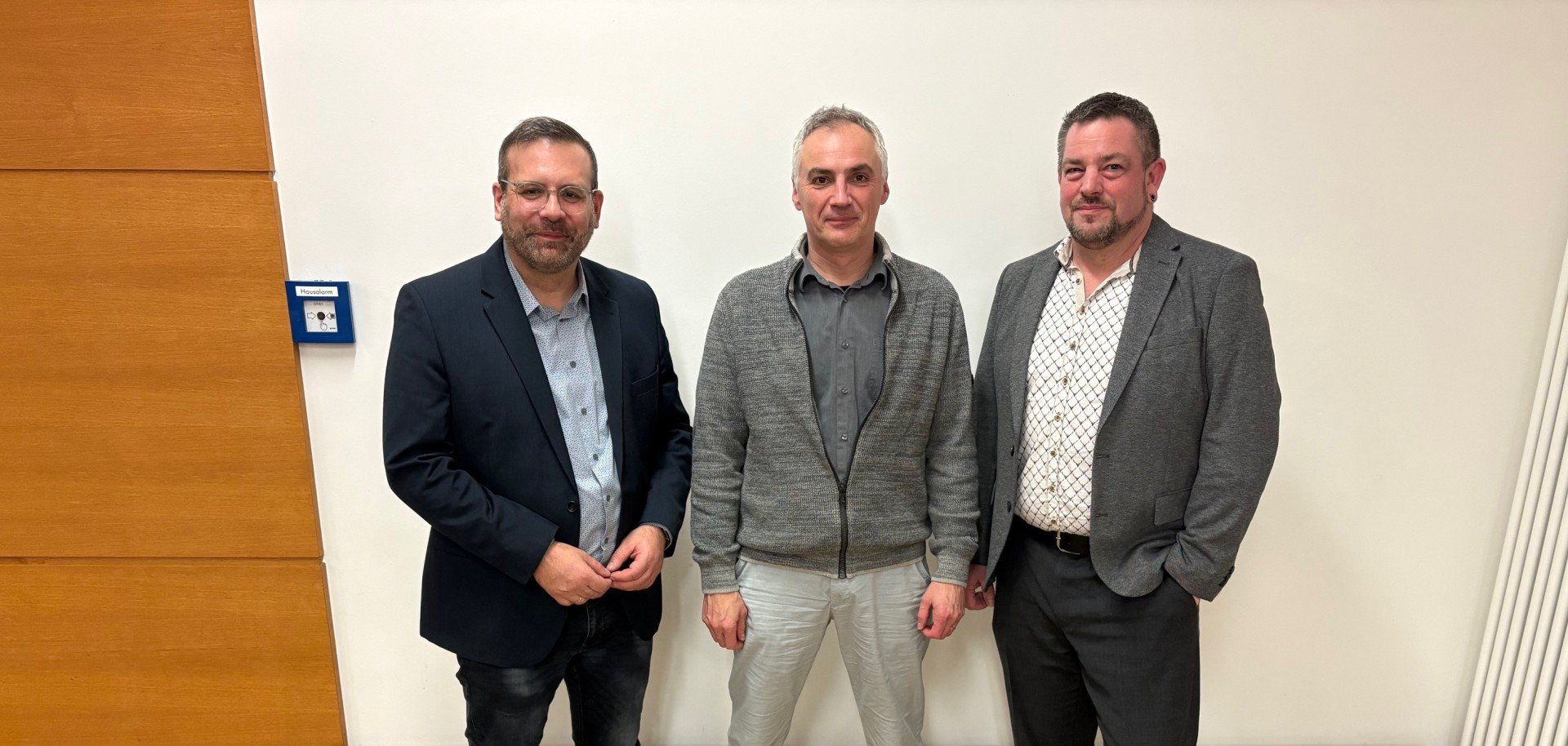 3 Männer schauen freundlich in die Kamera. Zu sehen sind der Bürgermeister der VG Ruwer mit seinen beiden Beigeordneten.