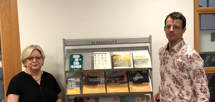 Prospektständer im Rathaus der VG Ruwer mit Bürgermeisterin und Mitarbeiter