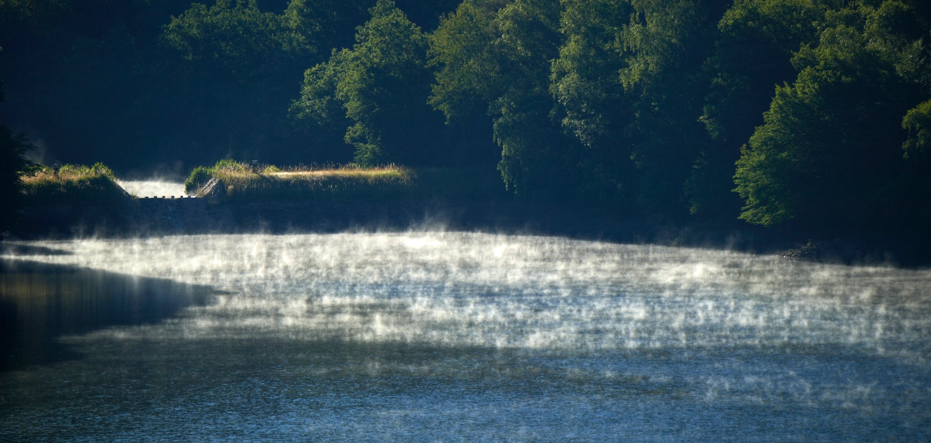 Riveristalsperre mit reflektierendem Licht