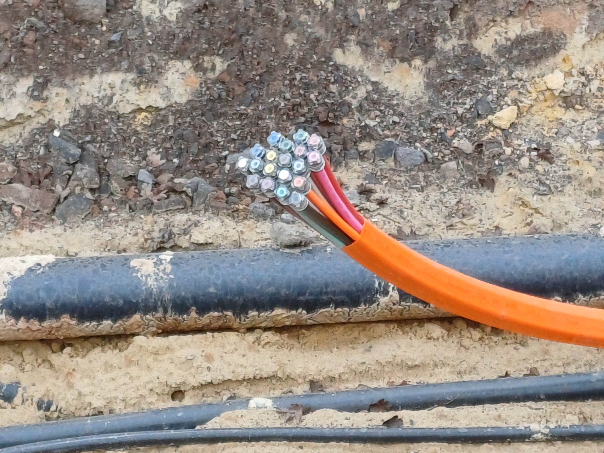 Glasfaser Leerrohr im Straßengraben