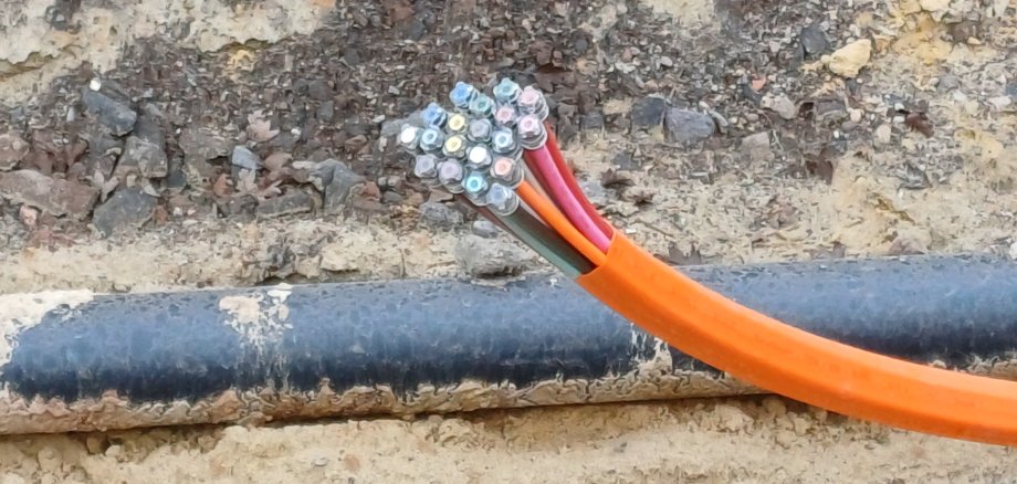 Glasfaser Leerrohr im Straßengraben