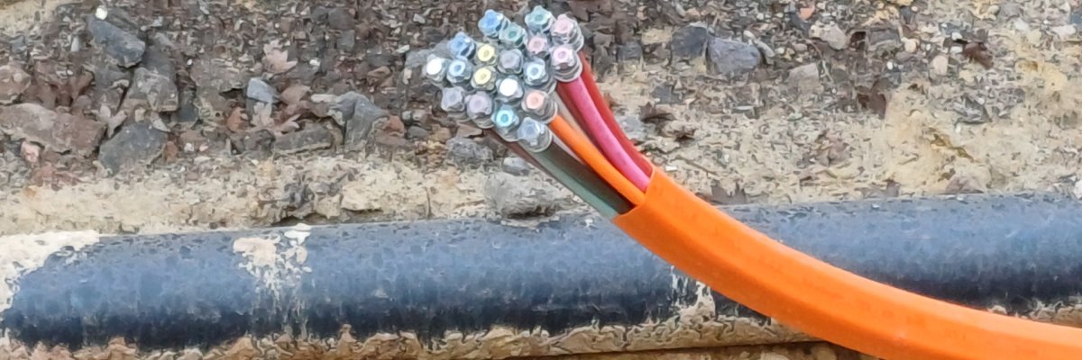 Glasfaser Leerrohr im Straßengraben