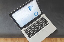 Aufgeklappter Laptop