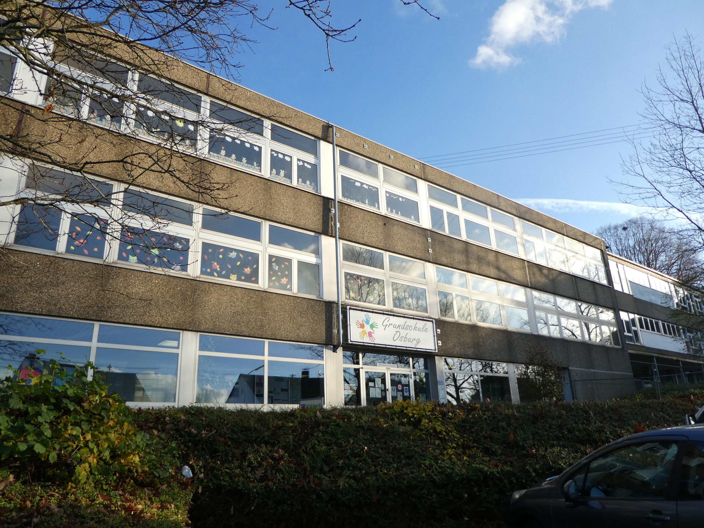 Großes Schulgebäude mit vielen Fenstern