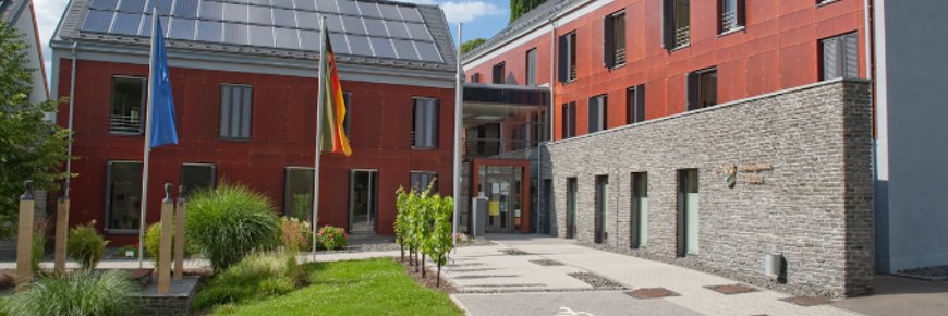 Rathaus Waldrach Ein großes Gebäude mit vielen Fenstern