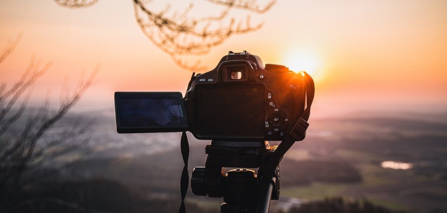 Kamera im Sonnenuntergang