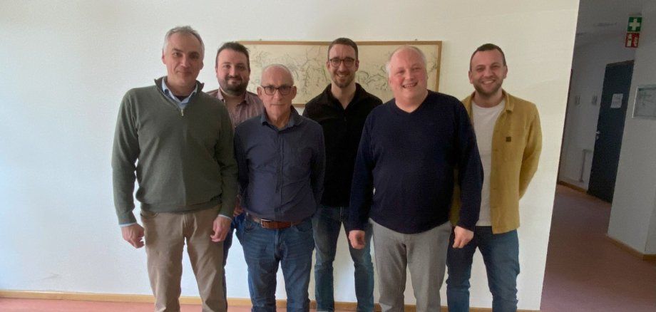 6 Männer befinden sich im Rathaus der VG Ruwer und lächeln in die Kamera