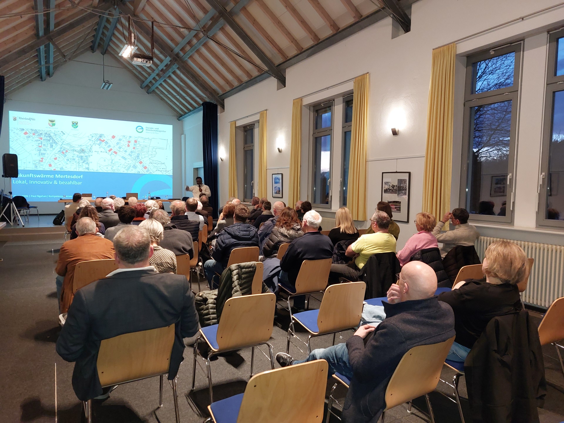 Eine Vielzahl an Menschen verfolgt einen interessanten Vortrag zum Thema Zukunftswärme in Mertesdorf