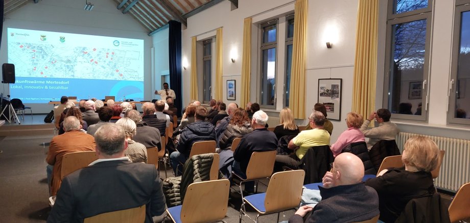 Eine Vielzahl an Menschen verfolgt einen interessanten Vortrag zum Thema Zukunftswärme in Mertesdorf