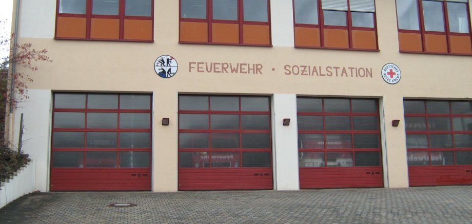 Feuerwehrhaus mit vier Garagentoren