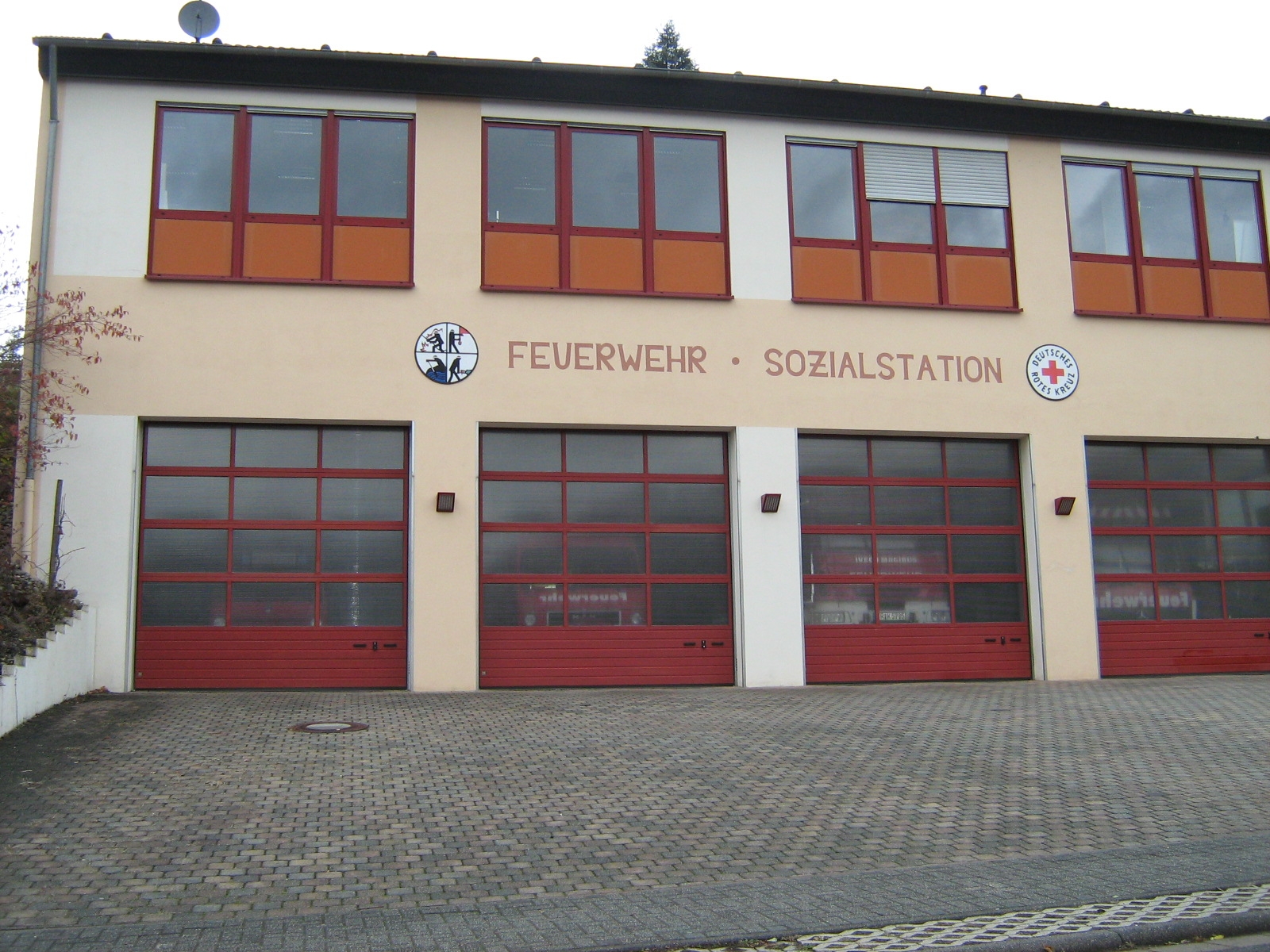 Feuerwehrhaus mit vier Garagentoren