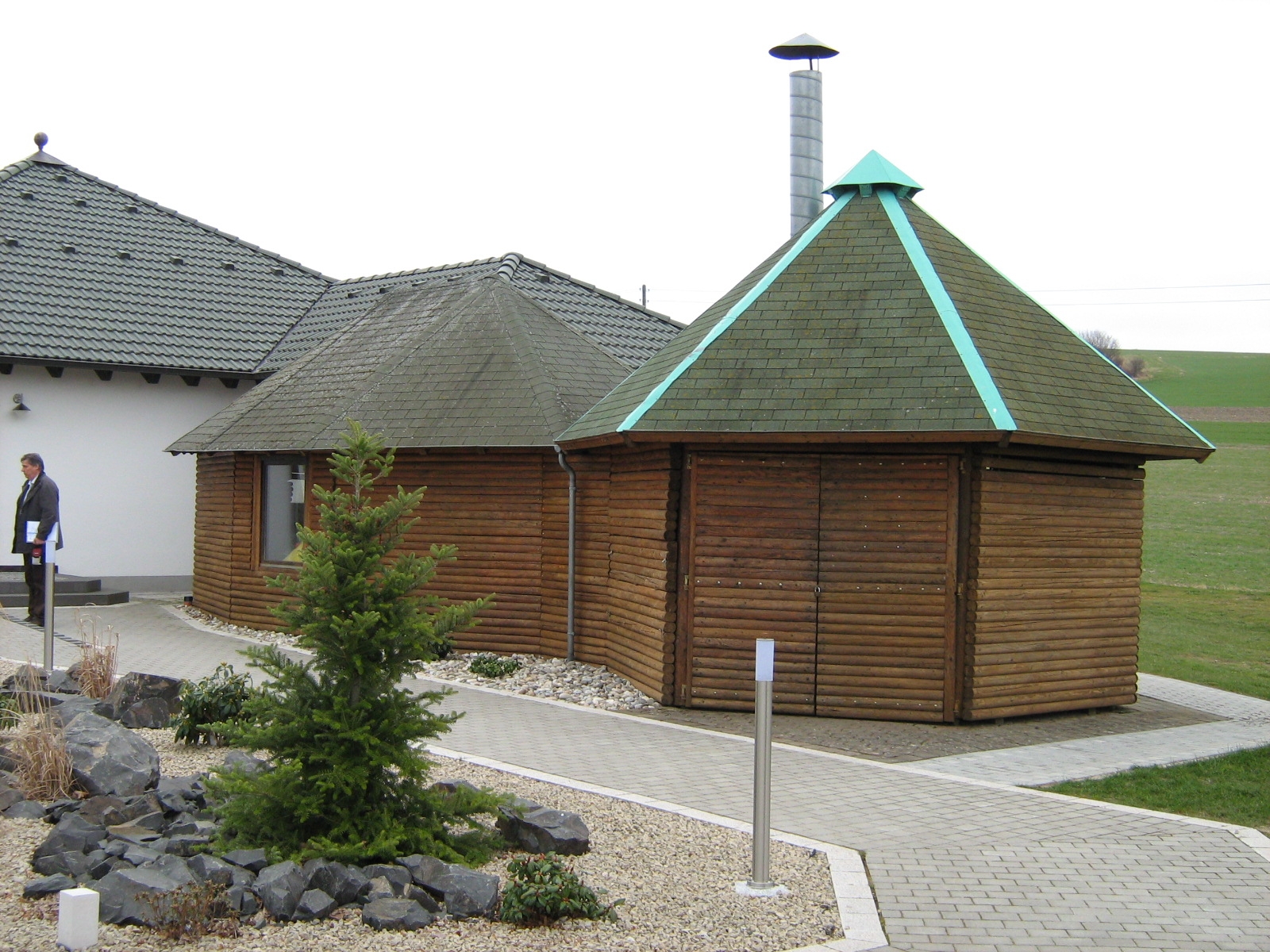 Eine geschlossene Hütte aus Holz