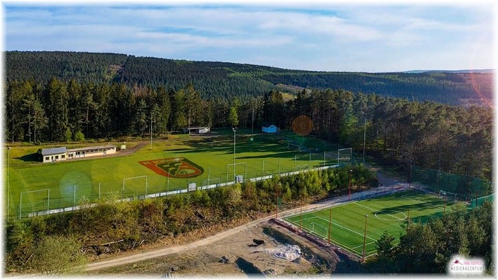 Ein Sportplatz mit Rasen von oben betrachtet