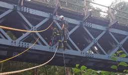 Feuerwehrmann seilt sich von Brücke ab