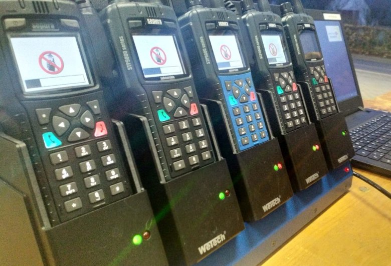 Funkgeräte in Ladestation
