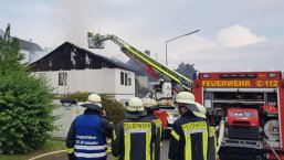Feuerwehrmänner vor Haus