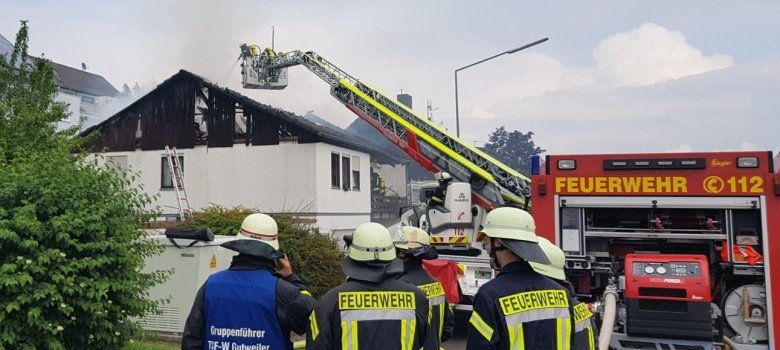 Feuerwehrmänner vor Haus