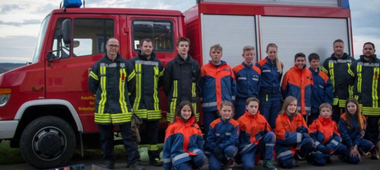 Feuerwehrmänner vor Feuerwehrauto