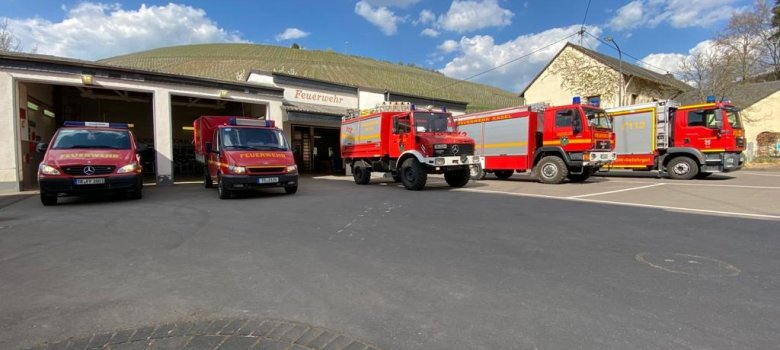 Feuerwehrautos vor Feuerwehrhaus
