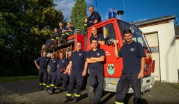 Feuerwehrmänner vor Feuerwehrauto