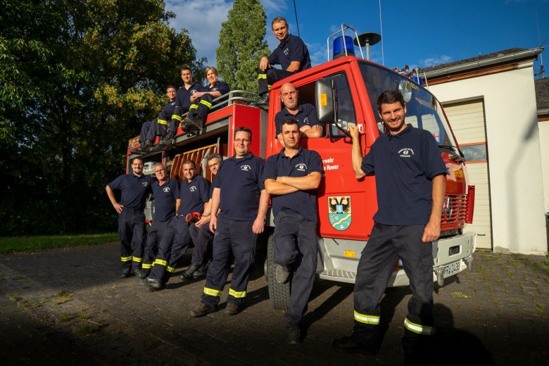 Feuerwehrmänner vor Feuerwehrauto