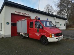 Feuerwehrauto vor Feuerwehrhaus