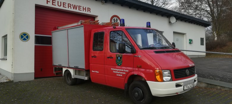 Feuerwehrauto vor Feuerwehrhaus