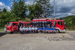 Feuerwehrmänner vor Feuerwehrauto