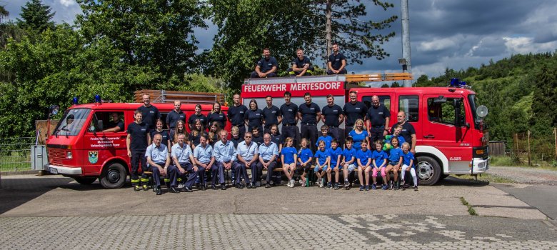 Feuerwehrmänner vor Feuerwehrauto