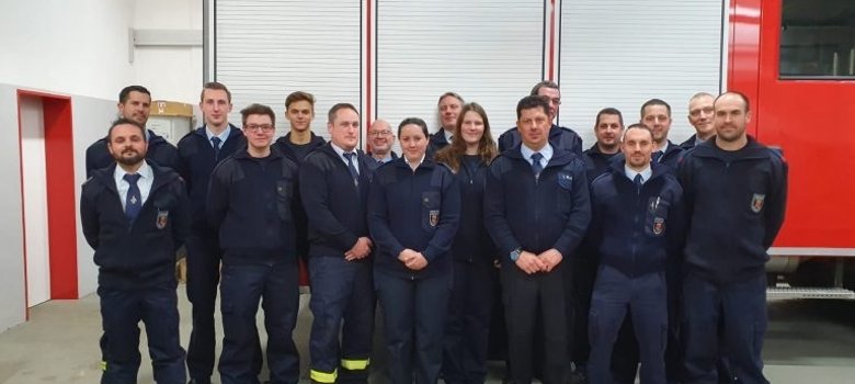 Feuerwehrmänner vor Feuerwehrauto